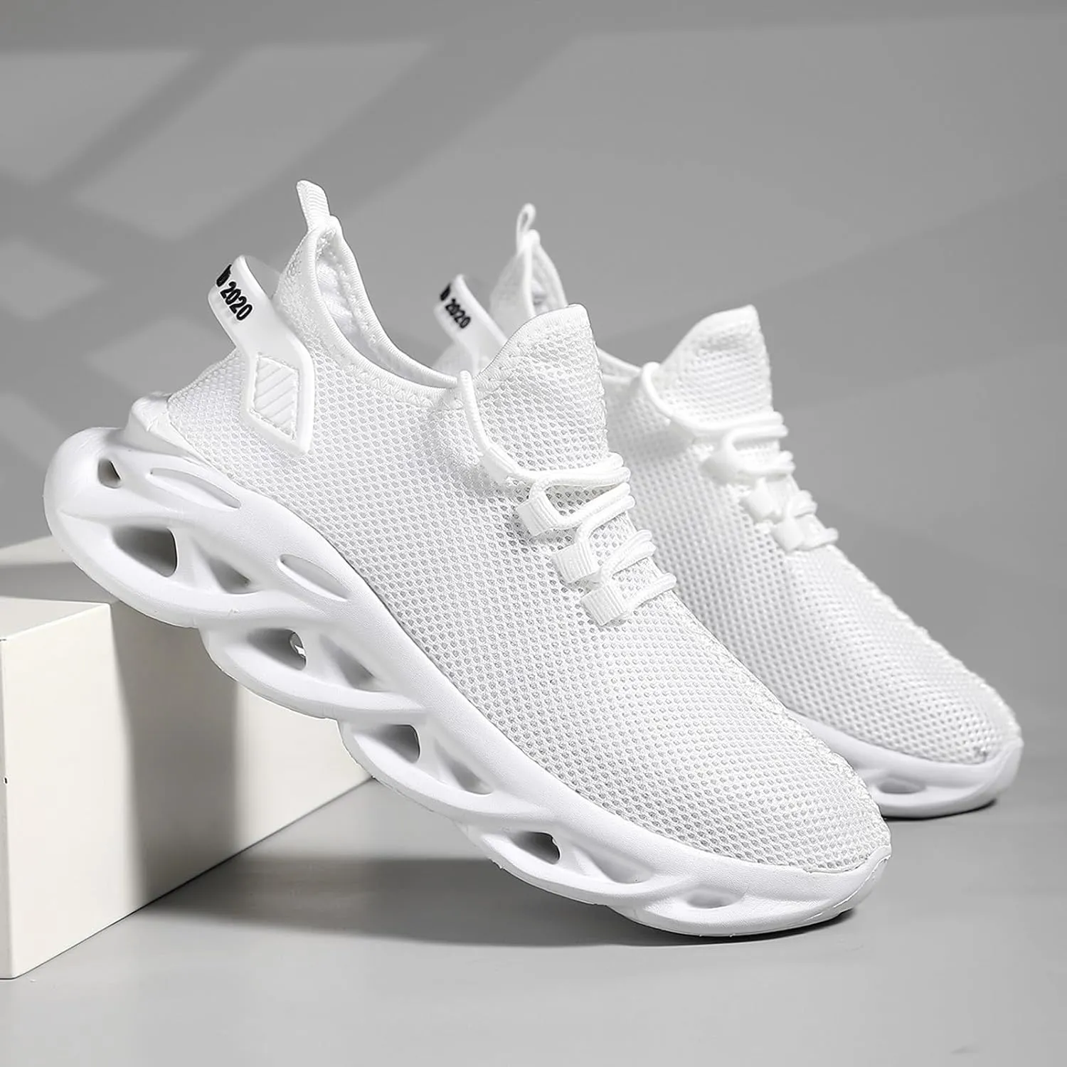 Men Sports Shoes Fashionable New Pattern Solid Color Simple Mesh Breathable Sneaker Rack for Men Bedroom with Light Men's SPO