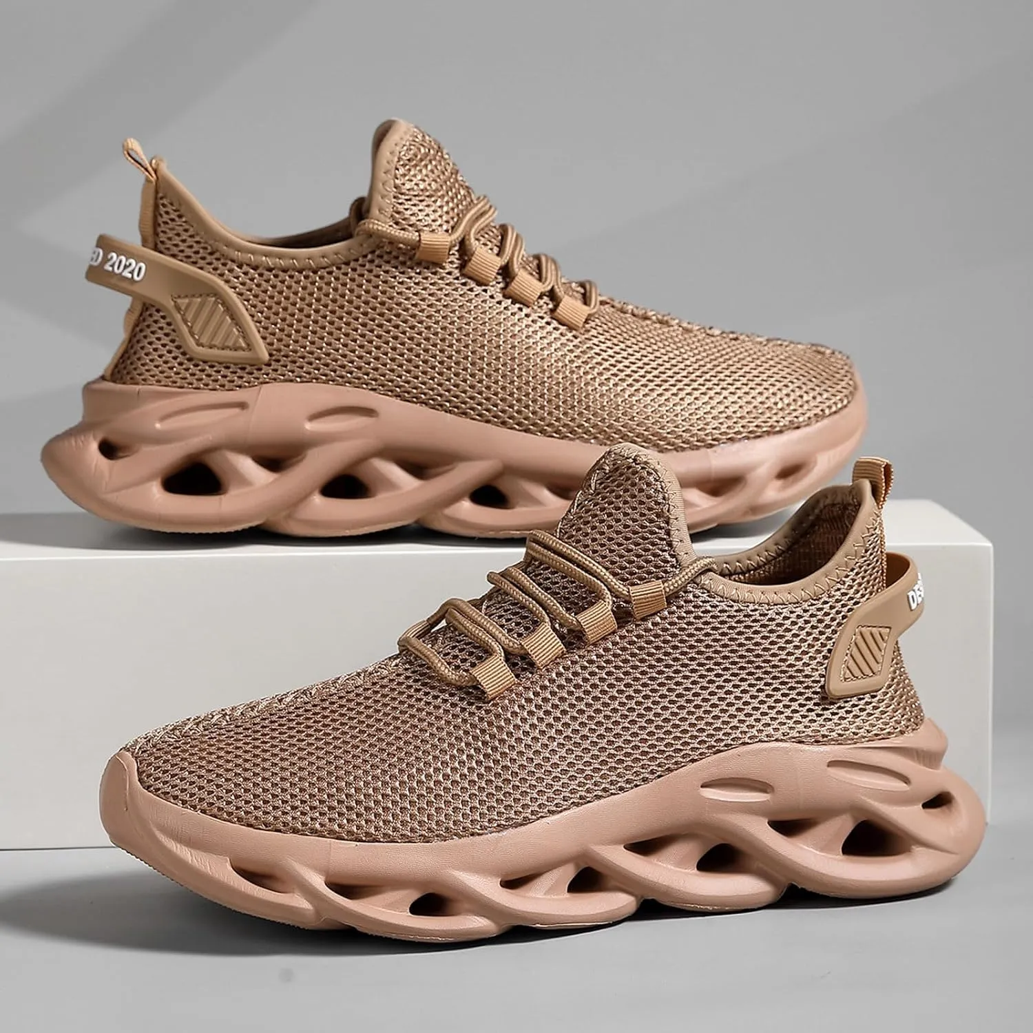 Men Sports Shoes Fashionable New Pattern Solid Color Simple Mesh Breathable Sneaker Rack for Men Bedroom with Light Men's SPO