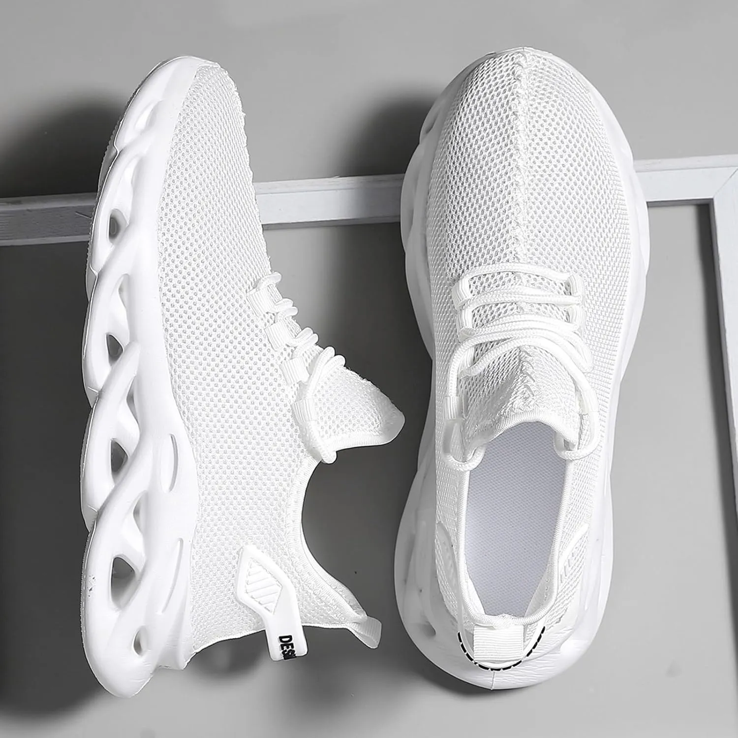 Men Sports Shoes Fashionable New Pattern Solid Color Simple Mesh Breathable Sneaker Rack for Men Bedroom with Light Men's SPO