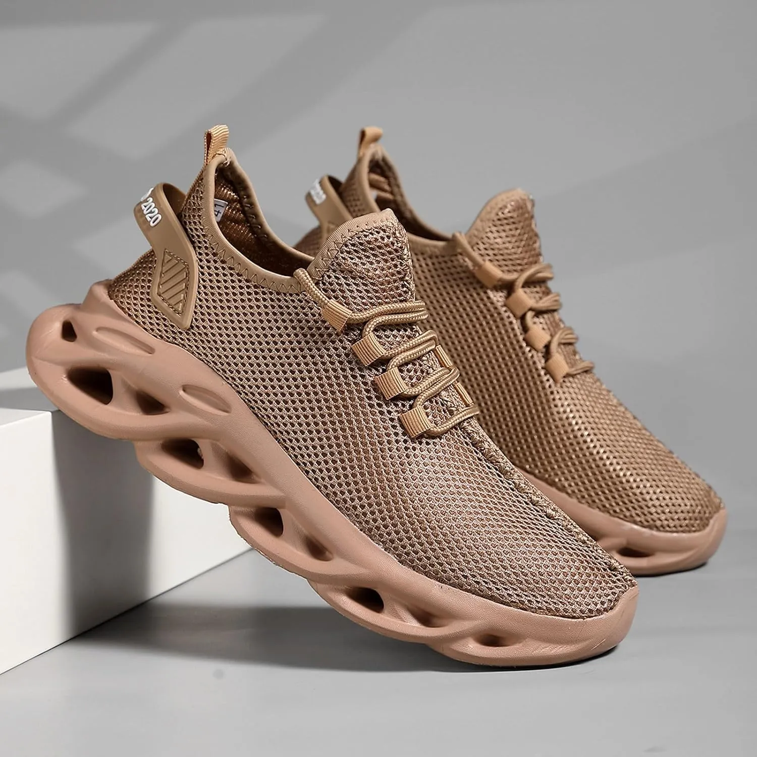 Men Sports Shoes Fashionable New Pattern Solid Color Simple Mesh Breathable Sneaker Rack for Men Bedroom with Light Men's SPO