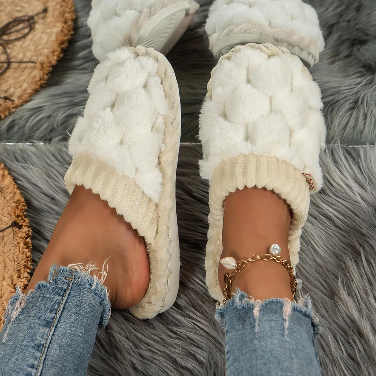 Winter Slippers Woman Memory Foam Fluffy Soft Warm Slip on Slippers Anti-Skid Cozy Plush Slippers for Indoor Outdoor